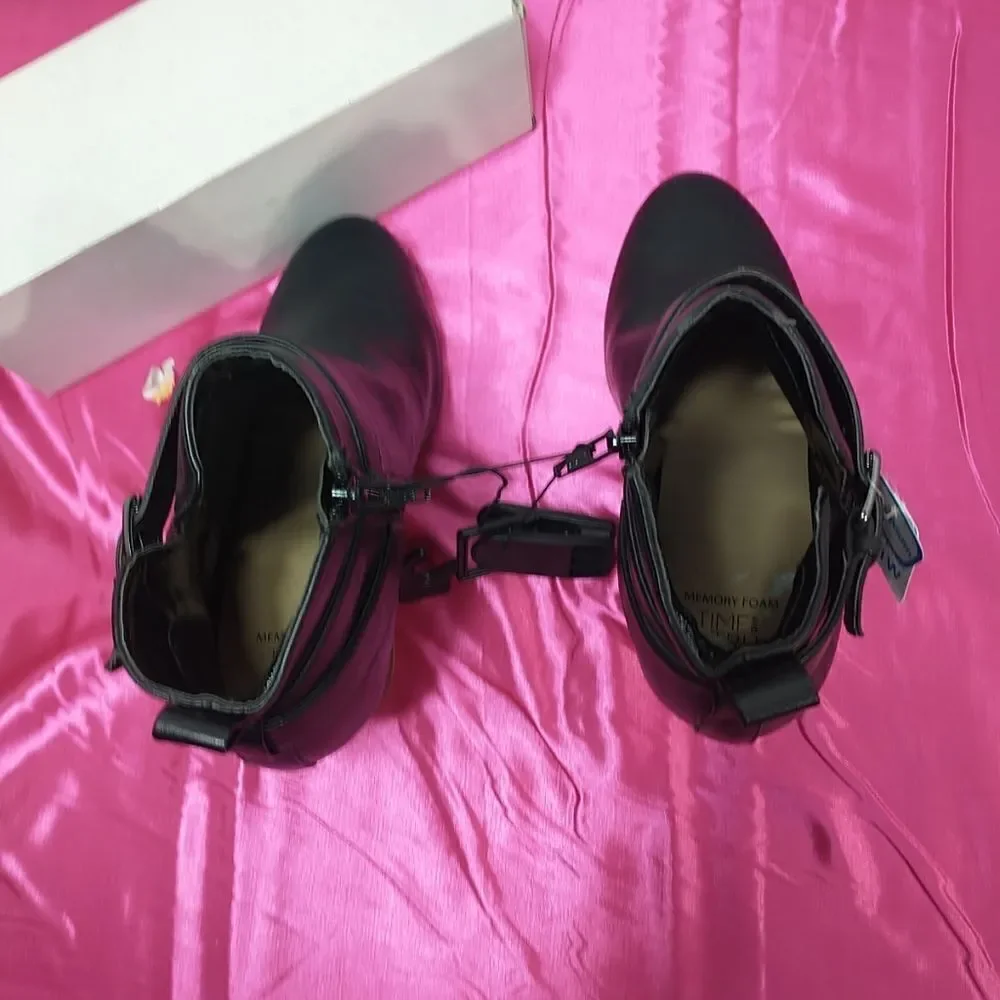 Time and True Womans SZ 11 W Ankle Boots Memory Foam Black Side Zip .